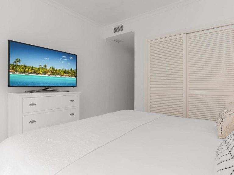 3 Bedroom Apartment in Las Gaviotas, Puerto Banus, Marbella