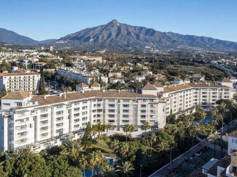 3 Bedroom Apartment in Las Gaviotas, Puerto Banus, Marbella
