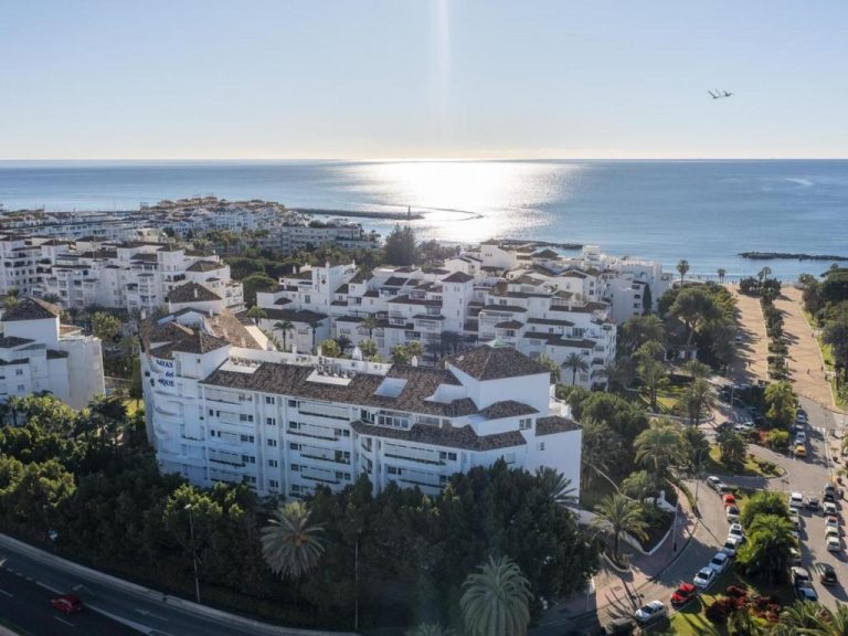 3 Bedroom Apartment in Las Gaviotas, Puerto Banus, Marbella