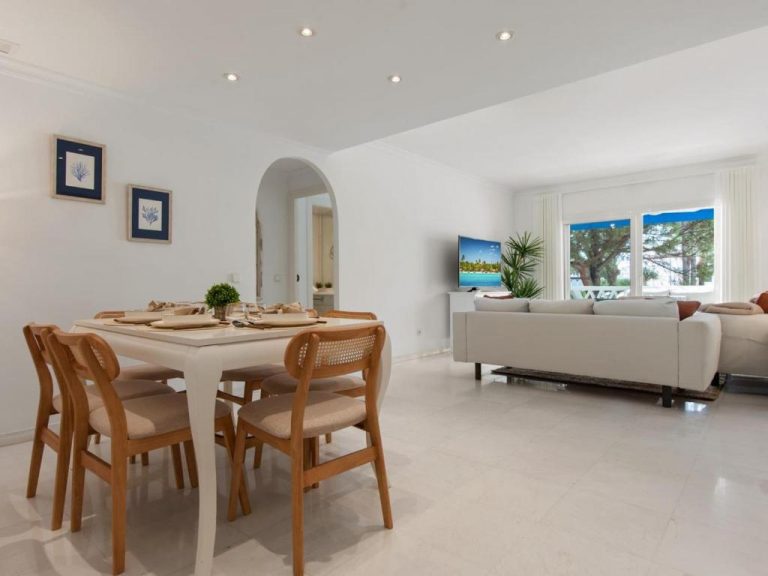 3 Bedroom Apartment in Las Gaviotas, Puerto Banus, Marbella