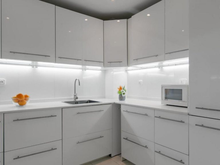 3 Bedroom Apartment in Las Gaviotas, Puerto Banus, Marbella