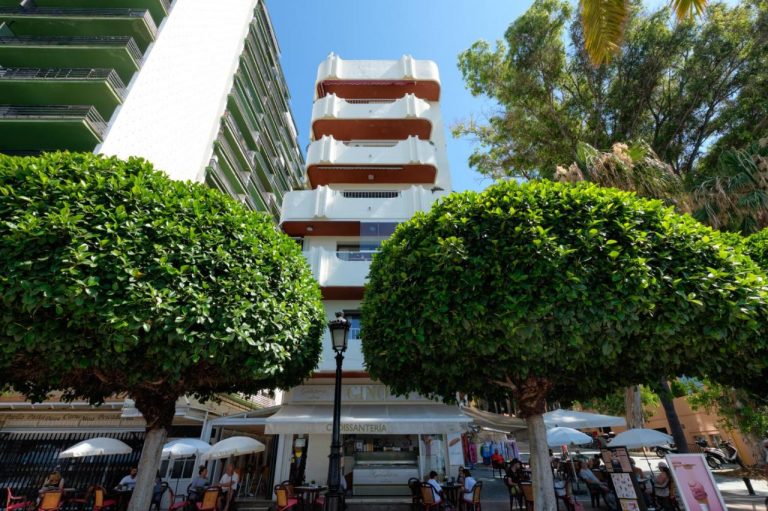 Luxury 3-Bed Beachfront Apartment in Marbella