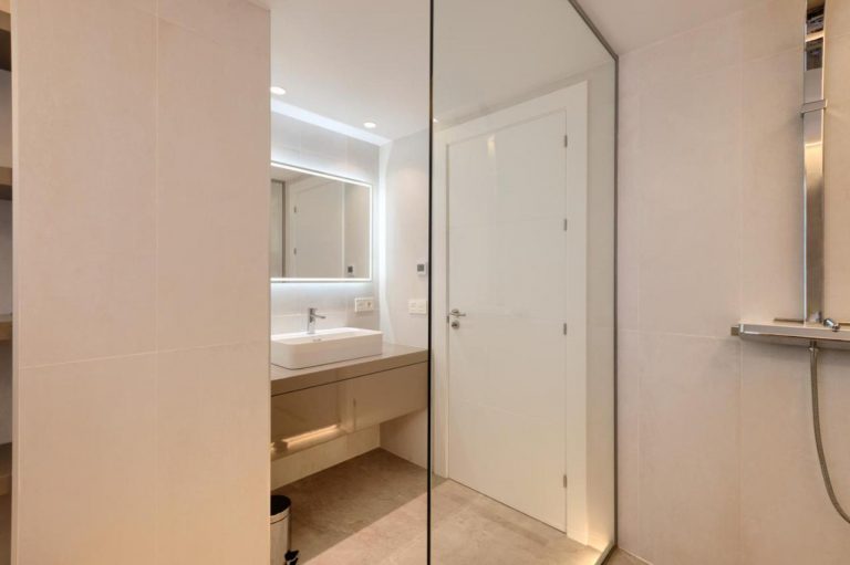 Luxury 3-Bed Beachfront Apartment in Marbella